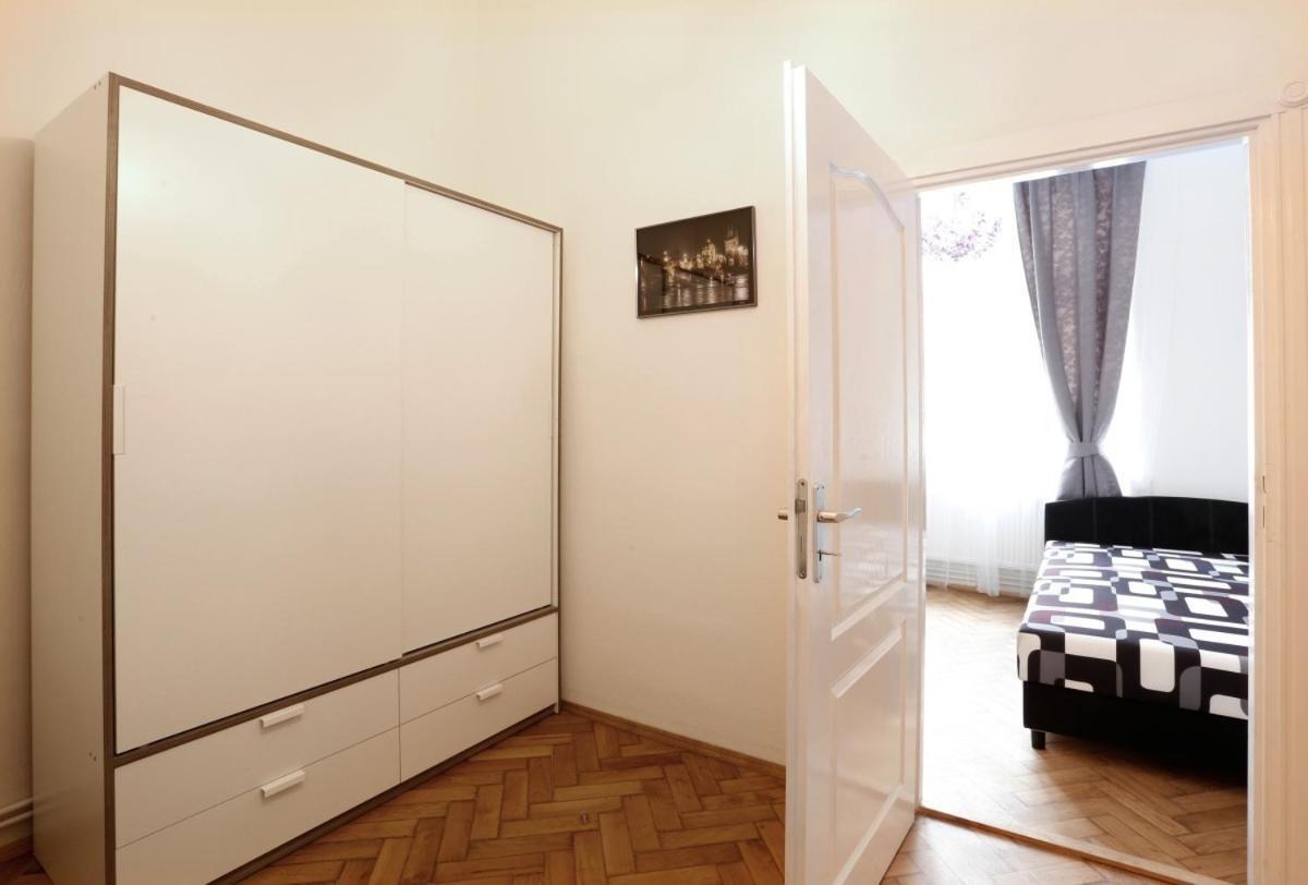 Apartment Near The Charles Bridge Prag Zimmer foto